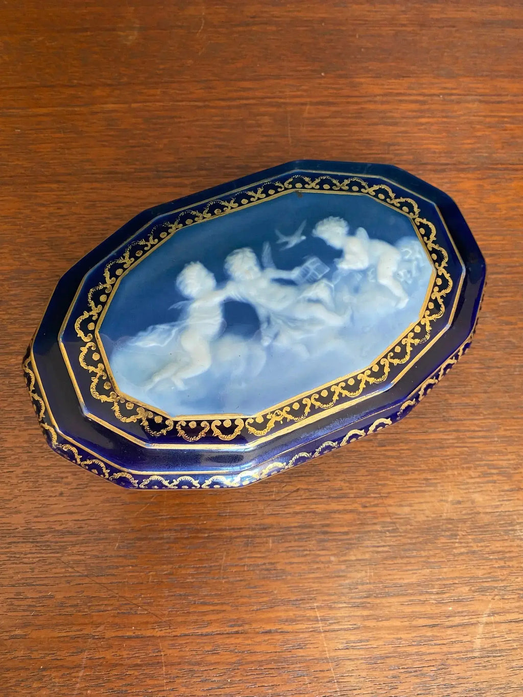 Bonbonnière Camille Tharaud Limoges – porcelaine bleue, camée chérubins, rare 17-{{shop name}}