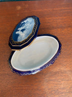 Bonbonnière Camille Tharaud Limoges – porcelaine bleue, camée chérubins, rare 17-{{shop name}}