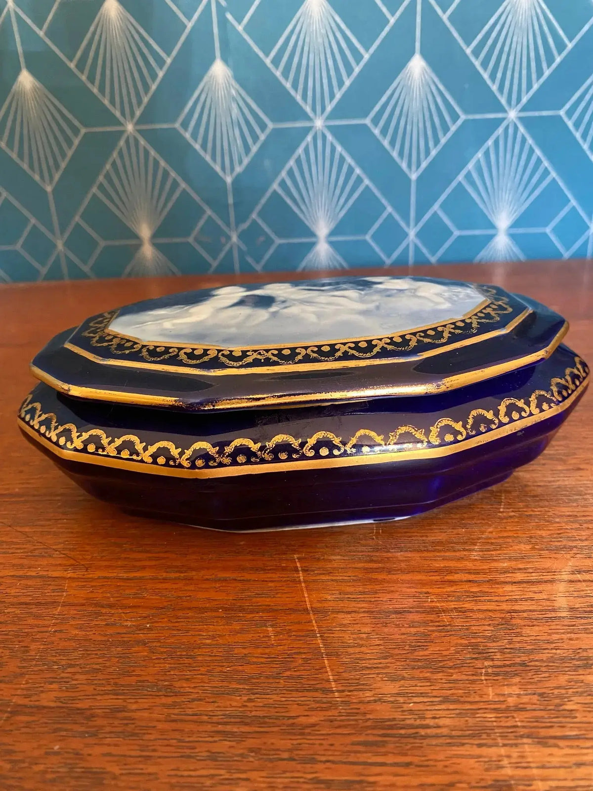 Bonbonnière Camille Tharaud Limoges – porcelaine bleue, camée chérubins, rare 17-{{shop name}}
