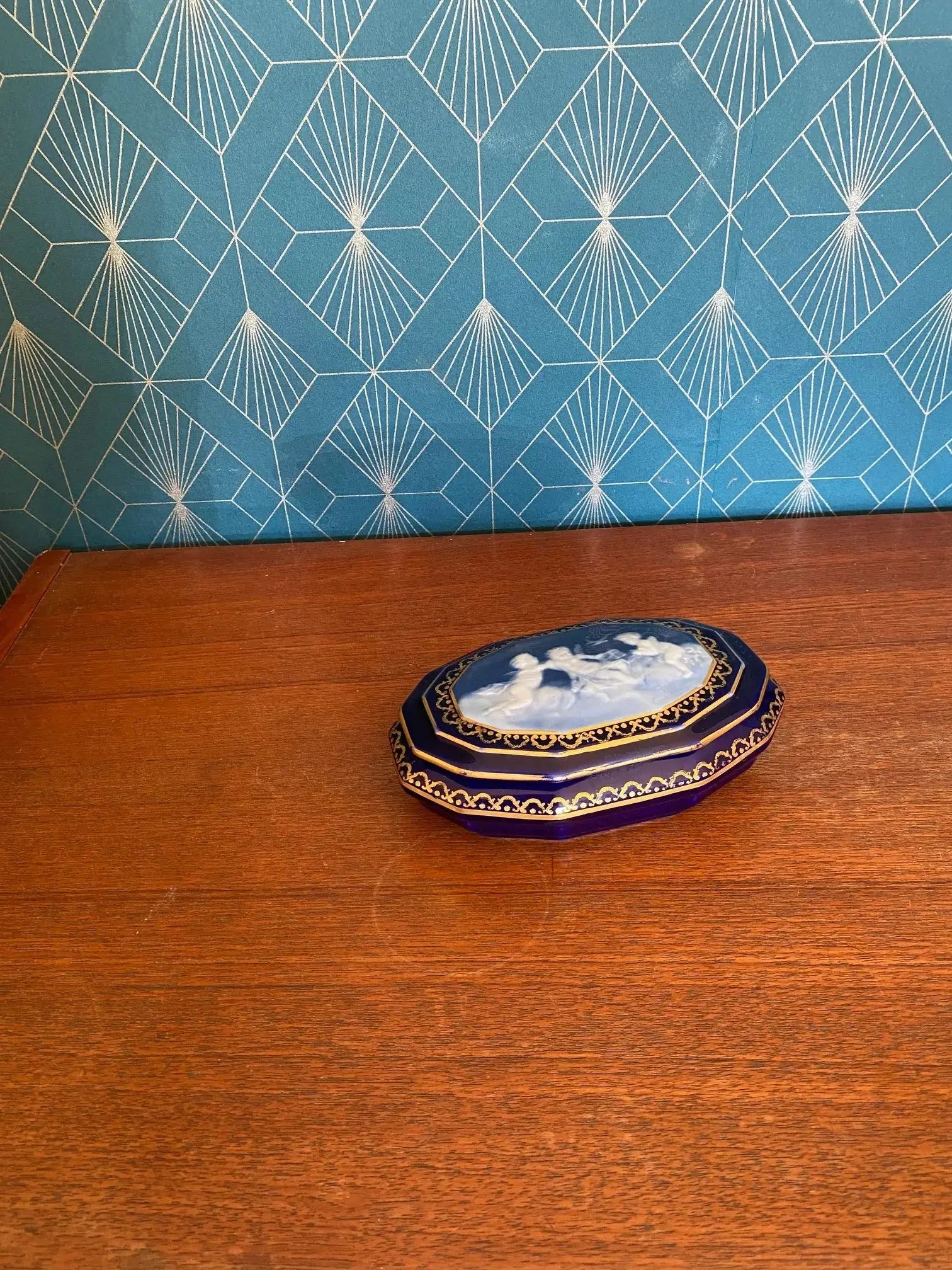 Bonbonnière Camille Tharaud Limoges – porcelaine bleue, camée chérubins, rare 17-{{shop name}}