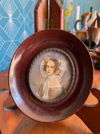 Portrait miniature XIXème – élégante, huile, école française, signé, 6 cm, cadre-{{shop name}}
