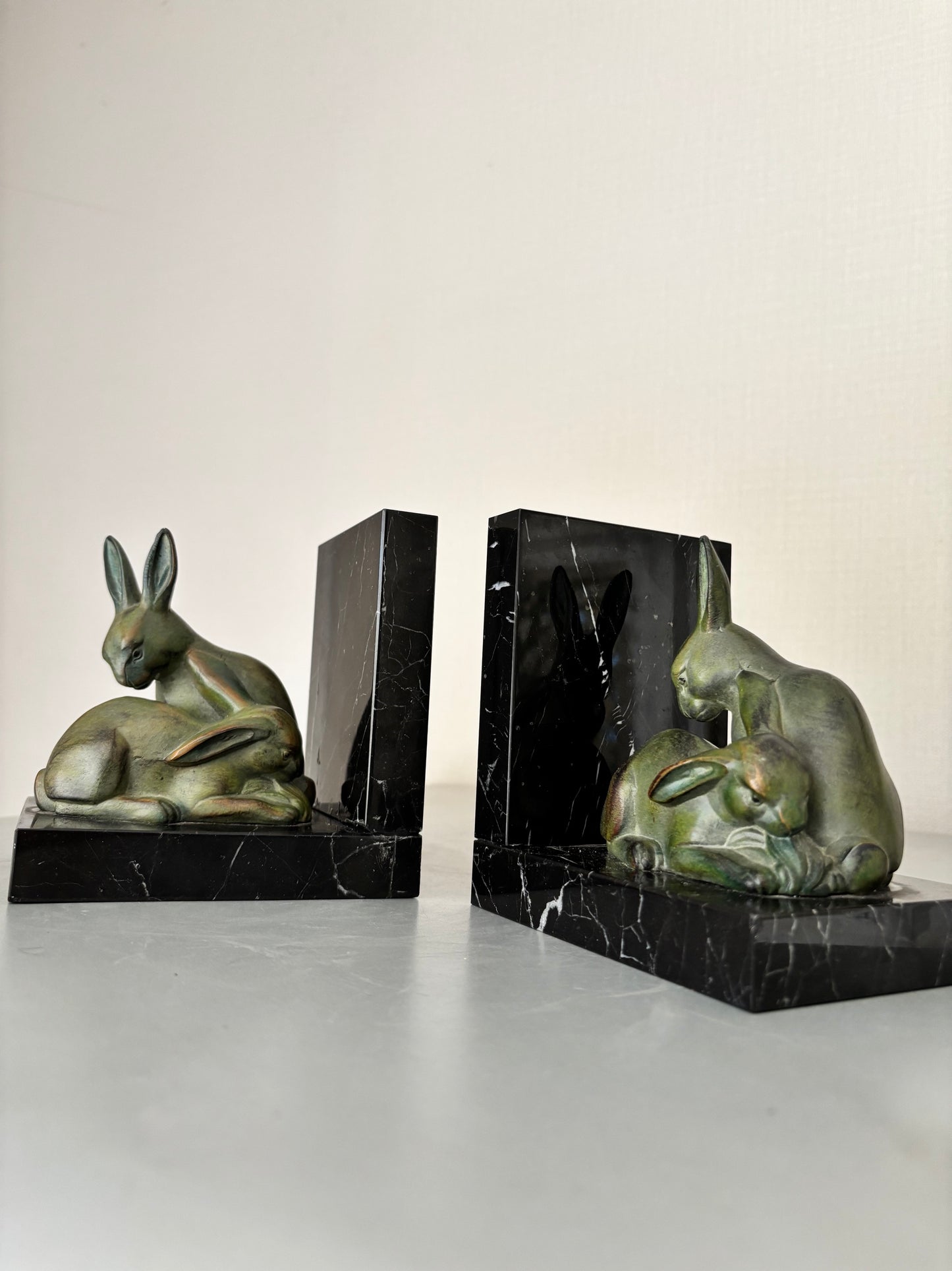 Paire de Serre-Livres Art Déco en Régule Patiné & Marbre Noir – Lapins Stylisés (1930)