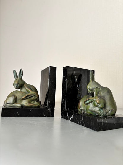 Paire de Serre-Livres Art Déco en Régule Patiné & Marbre Noir – Lapins Stylisés (1930)