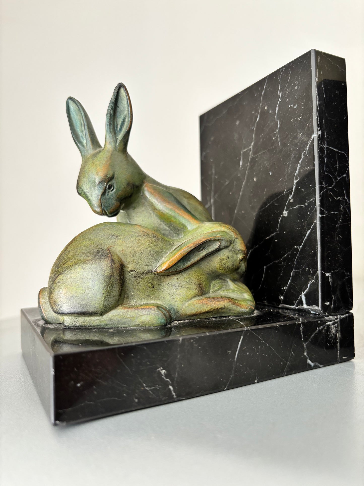 Paire de Serre-Livres Art Déco en Régule Patiné & Marbre Noir – Lapins Stylisés (1930)