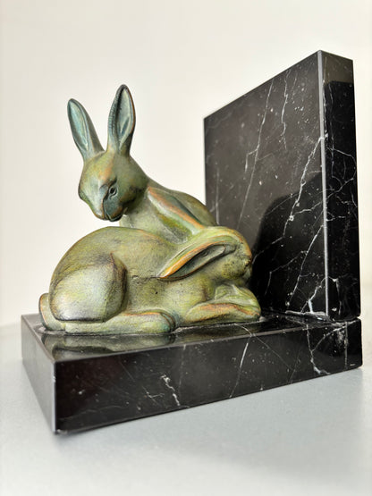 Paire de Serre-Livres Art Déco en Régule Patiné & Marbre Noir – Lapins Stylisés (1930)