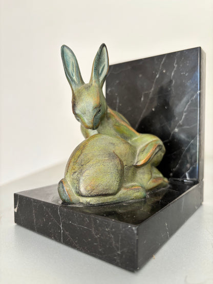 Paire de Serre-Livres Art Déco en Régule Patiné & Marbre Noir – Lapins Stylisés (1930)