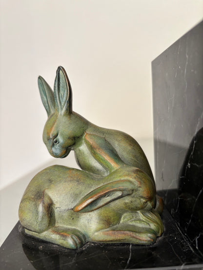 Paire de Serre-Livres Art Déco en Régule Patiné & Marbre Noir – Lapins Stylisés (1930)