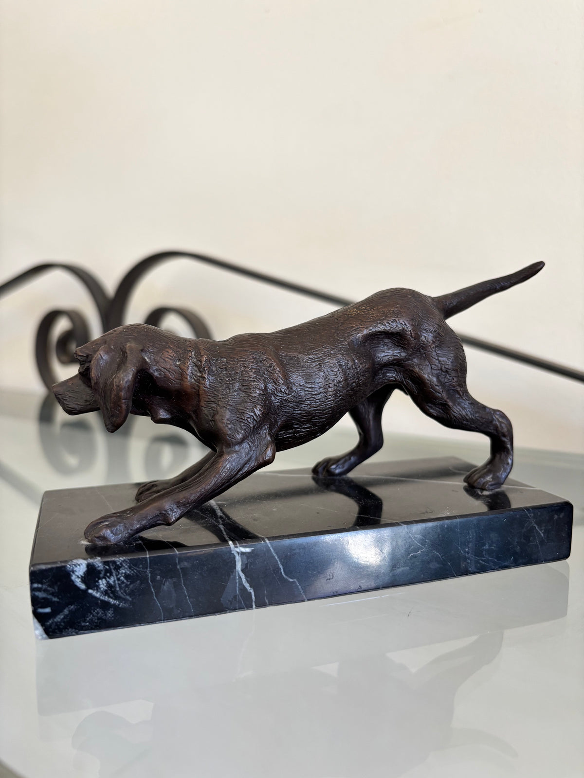 Sculpture en Bronze Animalier Art Déco – Chien de Chasse à l'Arrêt (H 10 cm)