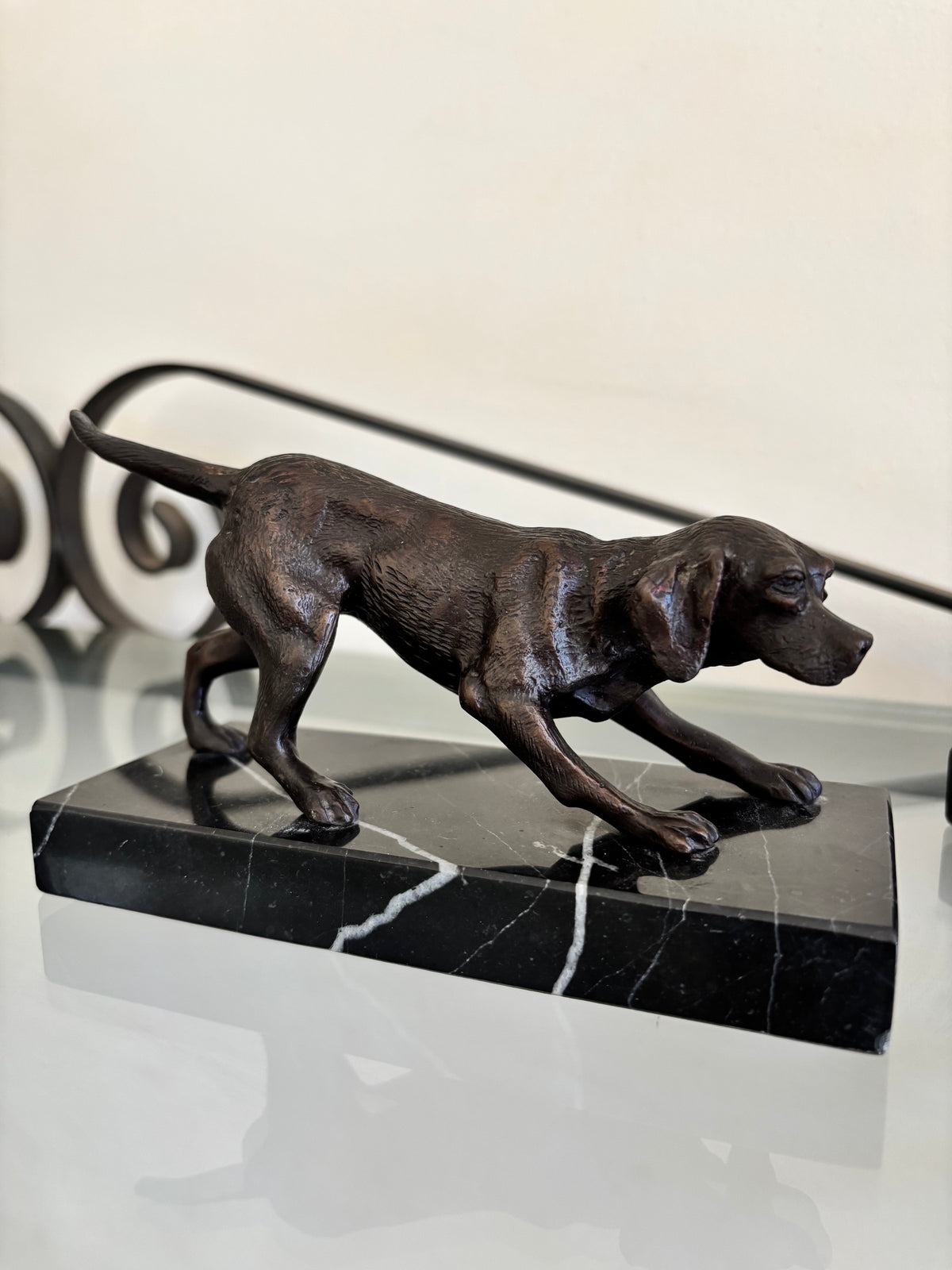 Sculpture en Bronze Animalier Art Déco – Chien de Chasse à l'Arrêt (H 10 cm)