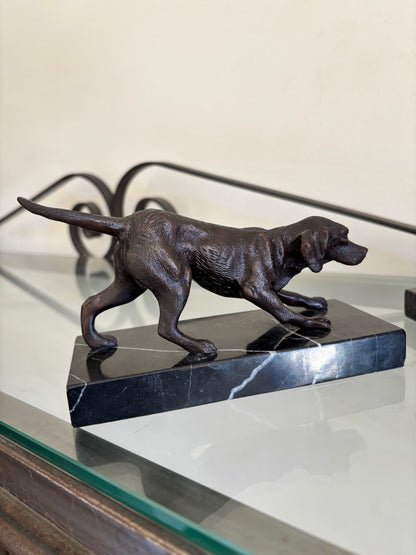 Sculpture en Bronze Animalier Art Déco – Chien de Chasse à l'Arrêt (H 10 cm)