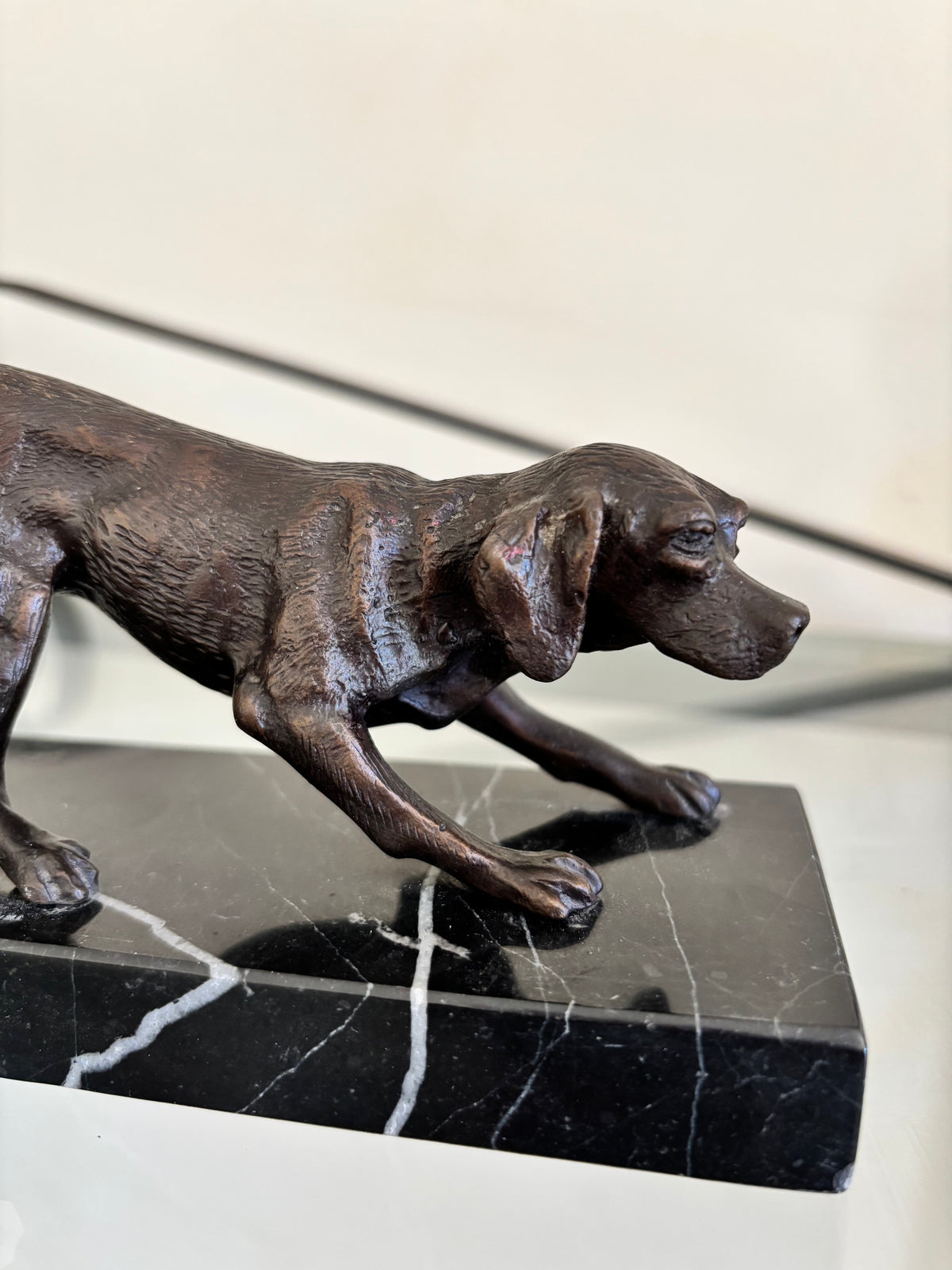 Sculpture en Bronze Animalier Art Déco – Chien de Chasse à l'Arrêt (H 10 cm)