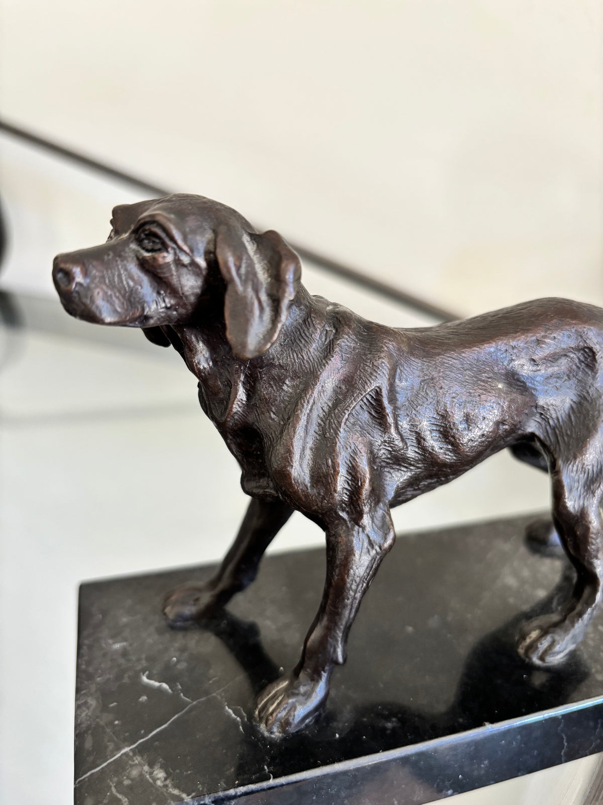 Sculpture en Bronze Animalier Art Déco – Chien de Chasse en Alerte (H 12 cm)