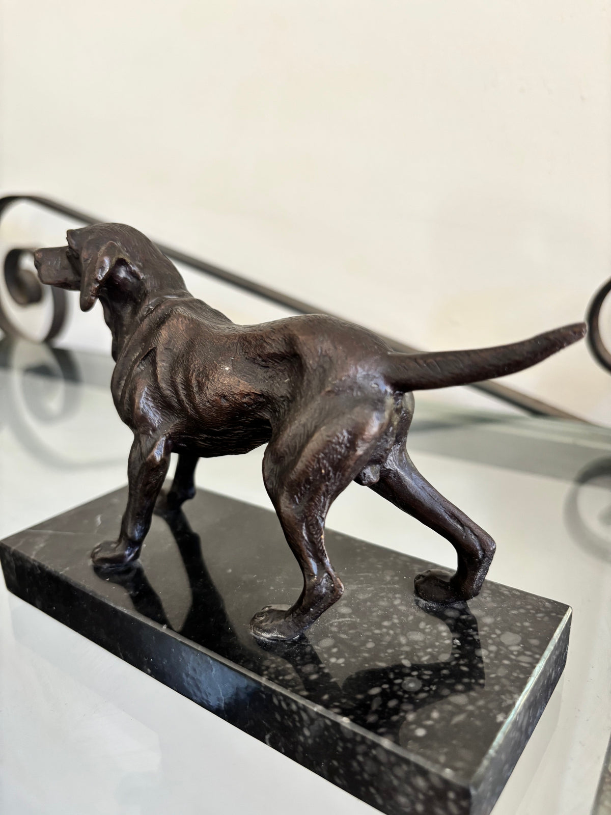 Sculpture en Bronze Animalier Art Déco – Chien de Chasse en Alerte (H 12 cm)