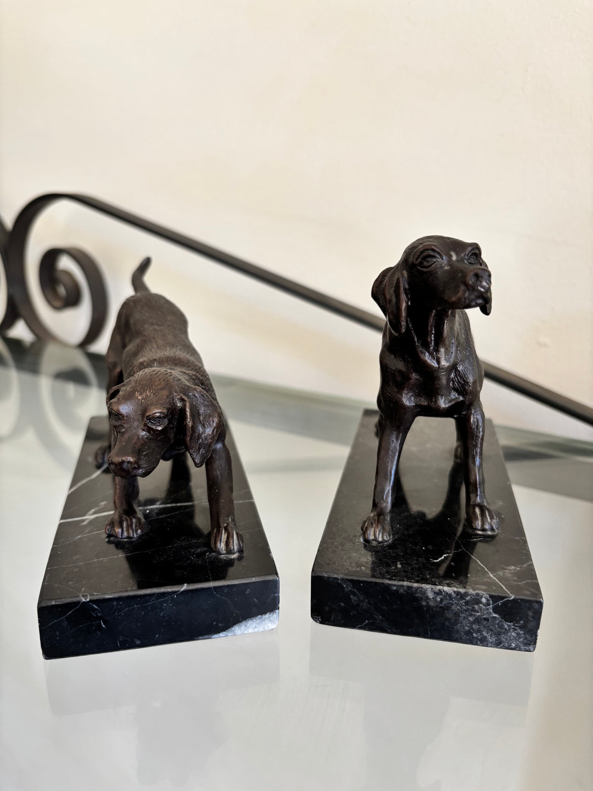 Sculpture en Bronze Animalier Art Déco – Chien de Chasse en Alerte (H 12 cm)