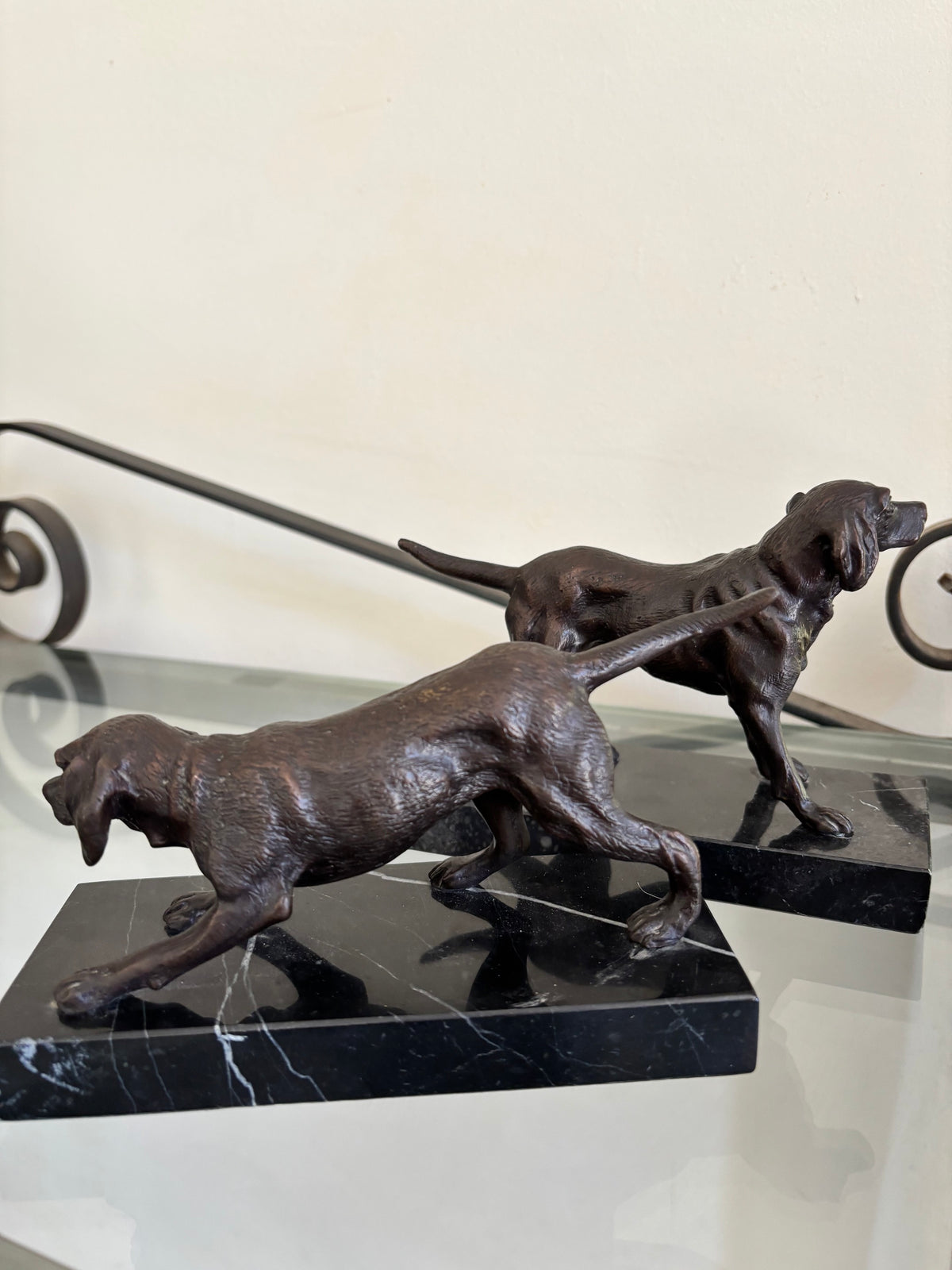 Sculpture en Bronze Animalier Art Déco – Chien de Chasse à l'Arrêt (H 10 cm)