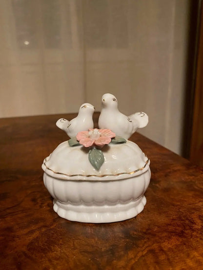 Boîte art déco en PORCELAINE, pilulier à décors de colombes, porcelaine blanche de France. Antiquités de France
