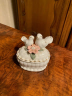 Boîte art déco en PORCELAINE, pilulier à décors de colombes, porcelaine blanche de France. Antiquités de France