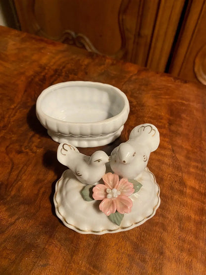 Boîte art déco en PORCELAINE, pilulier à décors de colombes, porcelaine blanche de France. Antiquités de France