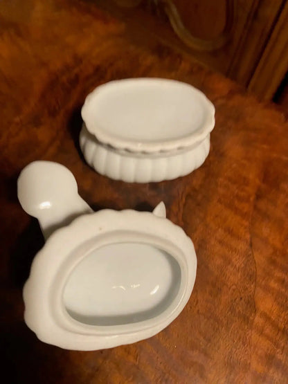 Boîte art déco en PORCELAINE, pilulier à décors de colombes, porcelaine blanche de France. Antiquités de France