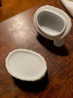 Boîte art déco en PORCELAINE, pilulier à décors de colombes, porcelaine blanche de France. Antiquités de France