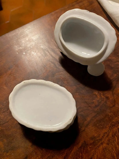 Boîte art déco en PORCELAINE, pilulier à décors de colombes, porcelaine blanche de France. Antiquités de France