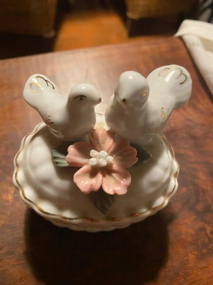 Boîte art déco en PORCELAINE, pilulier à décors de colombes, porcelaine blanche de France. Antiquités de France