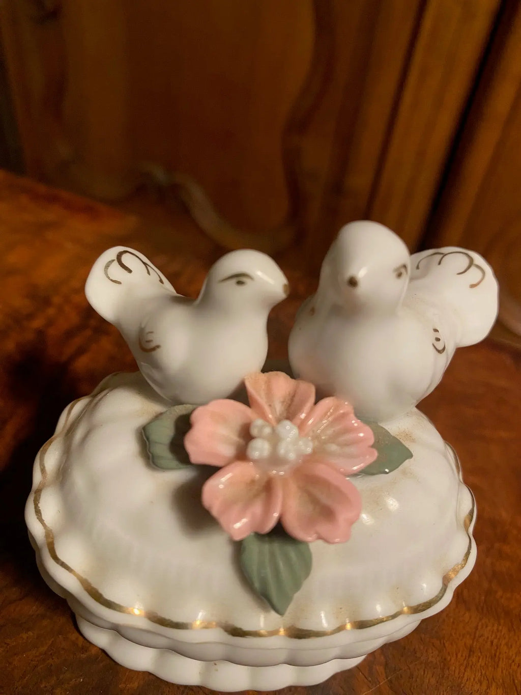 Boîte art déco en PORCELAINE, pilulier à décors de colombes, porcelaine blanche de France. Antiquités de France