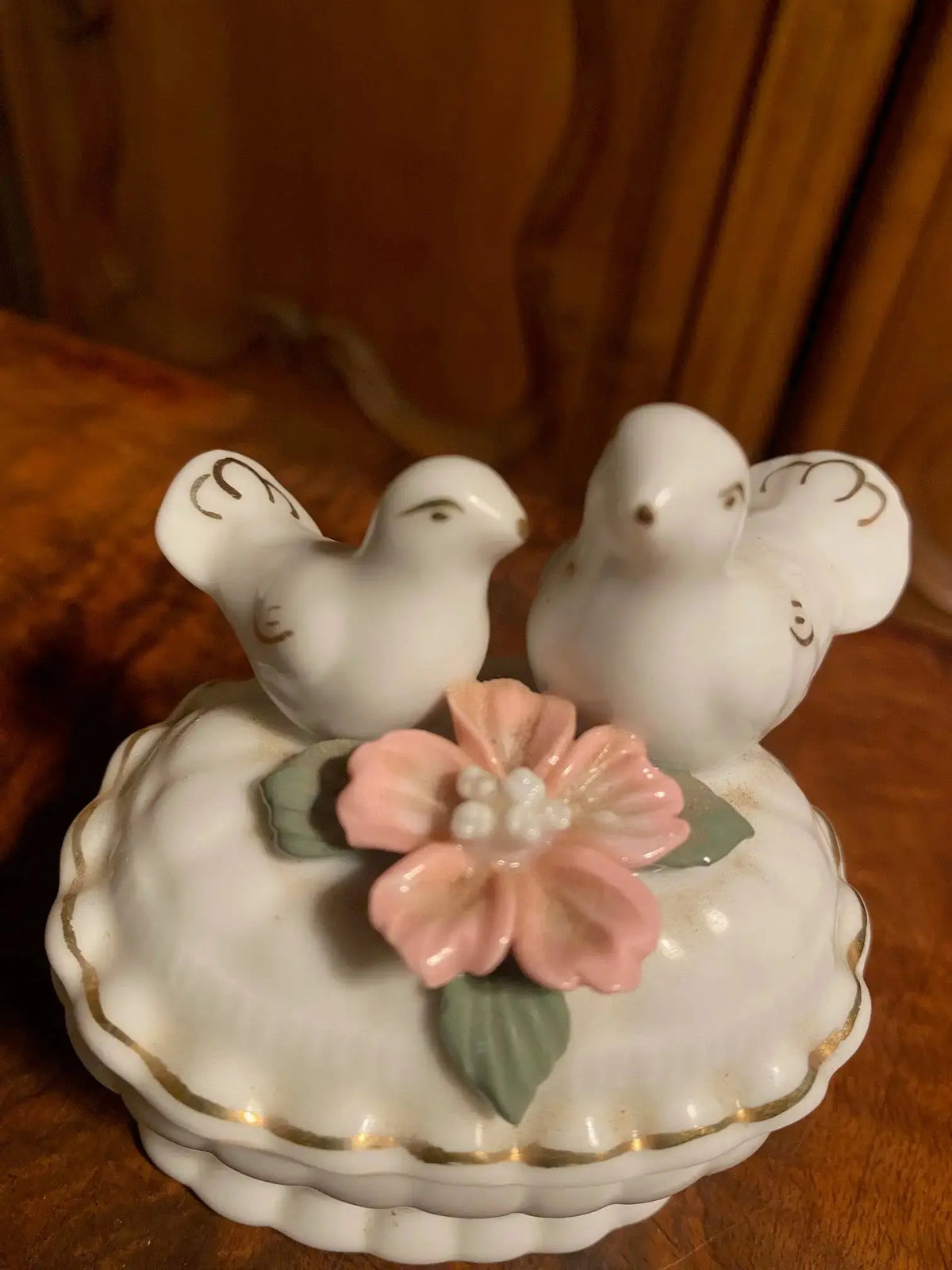 Boîte art déco en PORCELAINE, pilulier à décors de colombes, porcelaine blanche de France. Antiquités de France