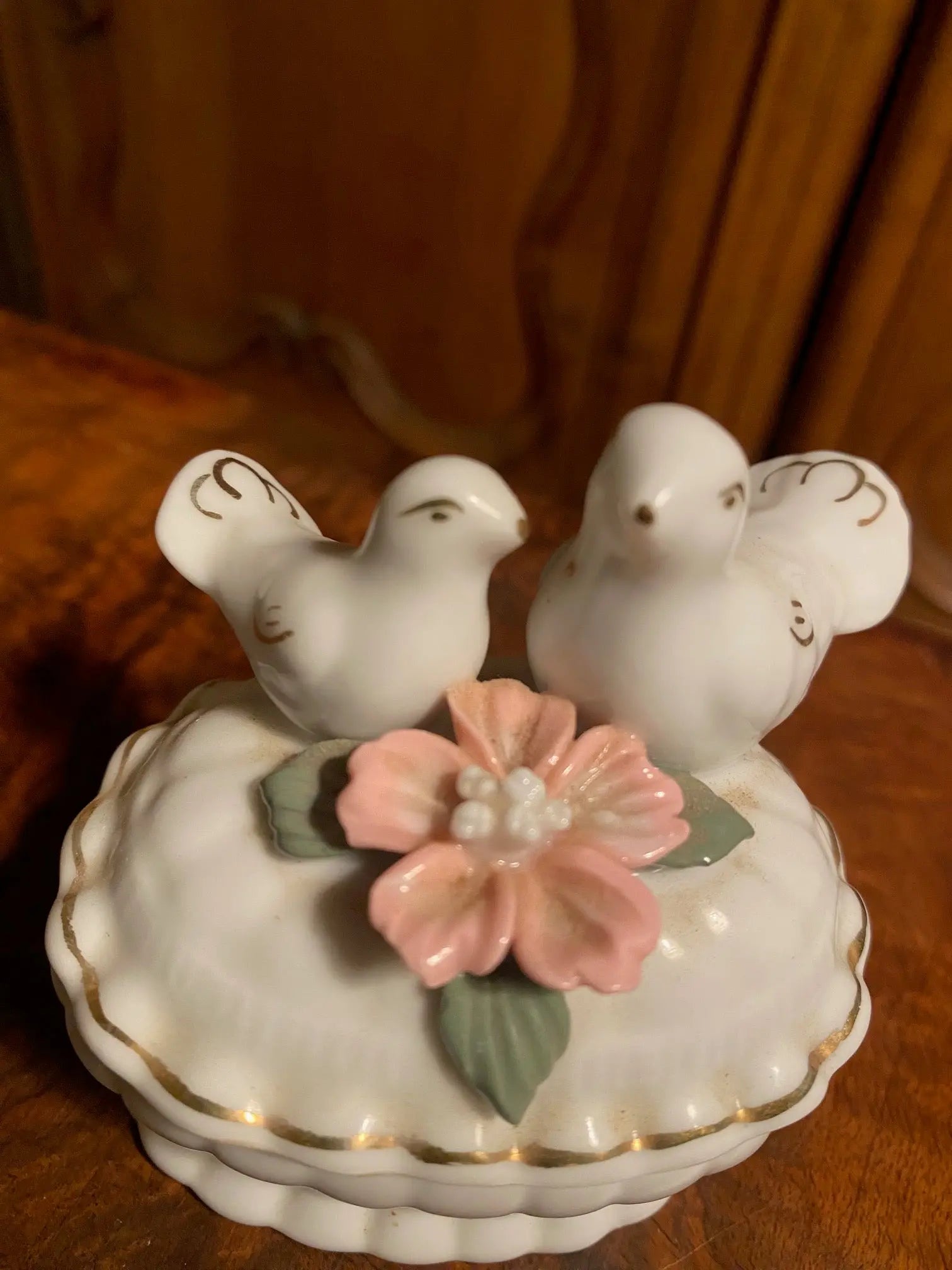 Boîte art déco en PORCELAINE, pilulier à décors de colombes, porcelaine blanche de France. Antiquités de France