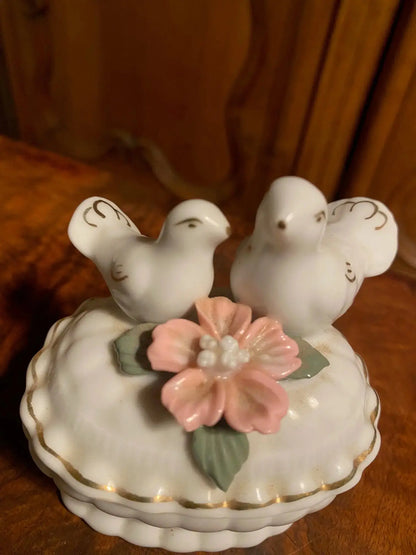 Boîte art déco en PORCELAINE, pilulier à décors de colombes, porcelaine blanche de France. Antiquités de France