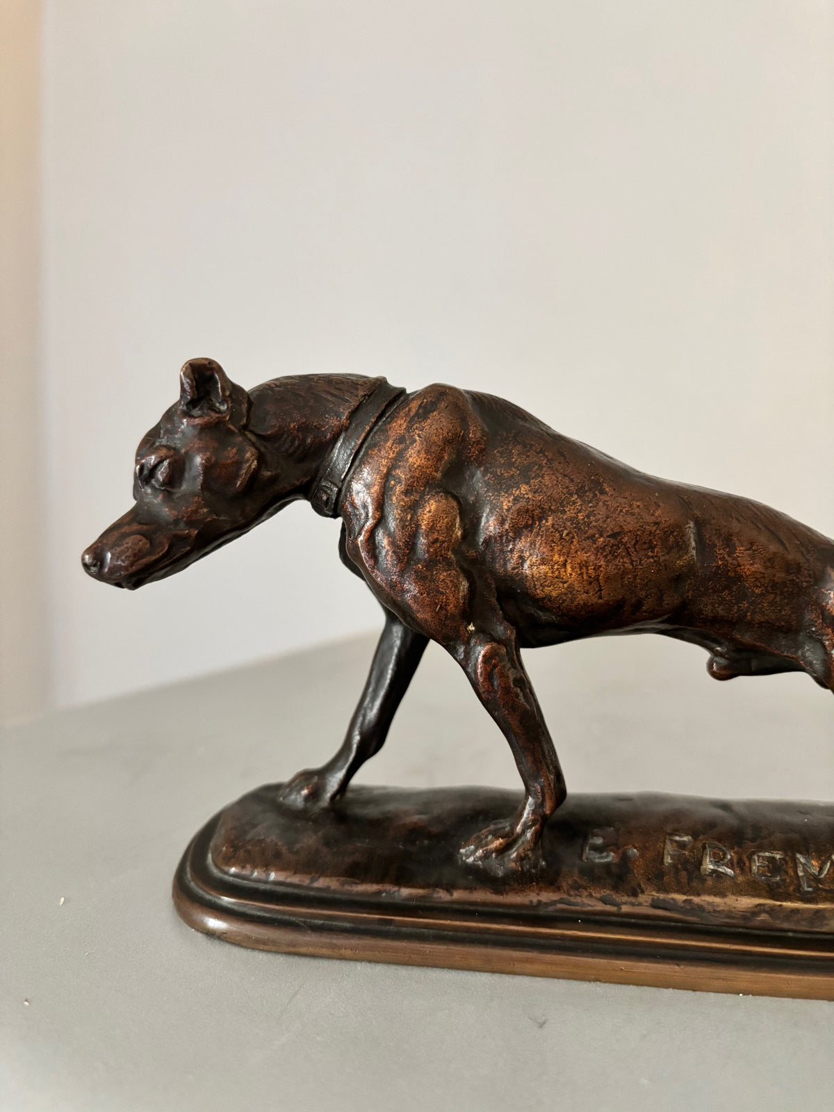 Sculpture Bronze Animalier XIXe – Lévrier qui s'étire par Emmanuel Frémiet (20 cm)