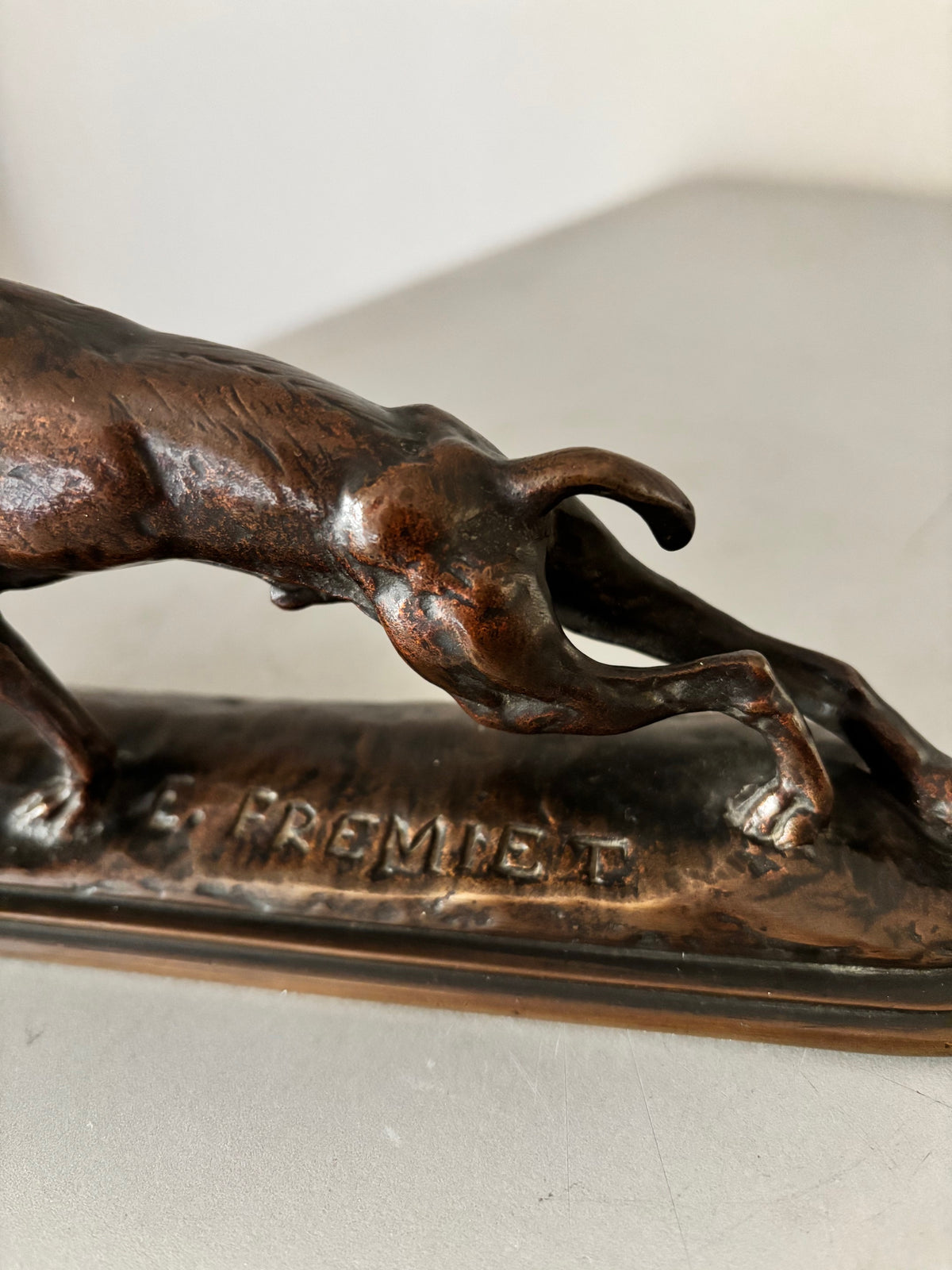 Sculpture Bronze Animalier XIXe – Lévrier qui s'étire par Emmanuel Frémiet (20 cm)