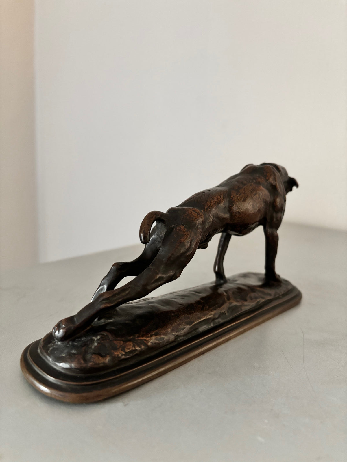 Sculpture Bronze Animalier XIXe – Lévrier qui s'étire par Emmanuel Frémiet (20 cm)