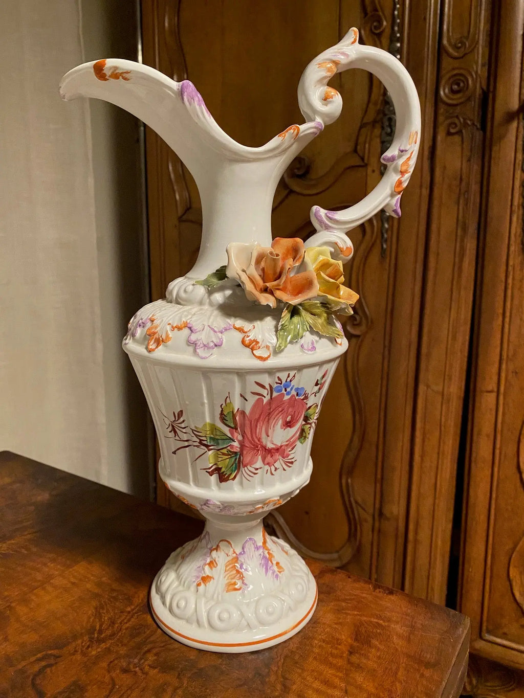 Faïence ancienne, aiguière en barbotine, XXème, au décors de roses appliquées. Antiquités de France