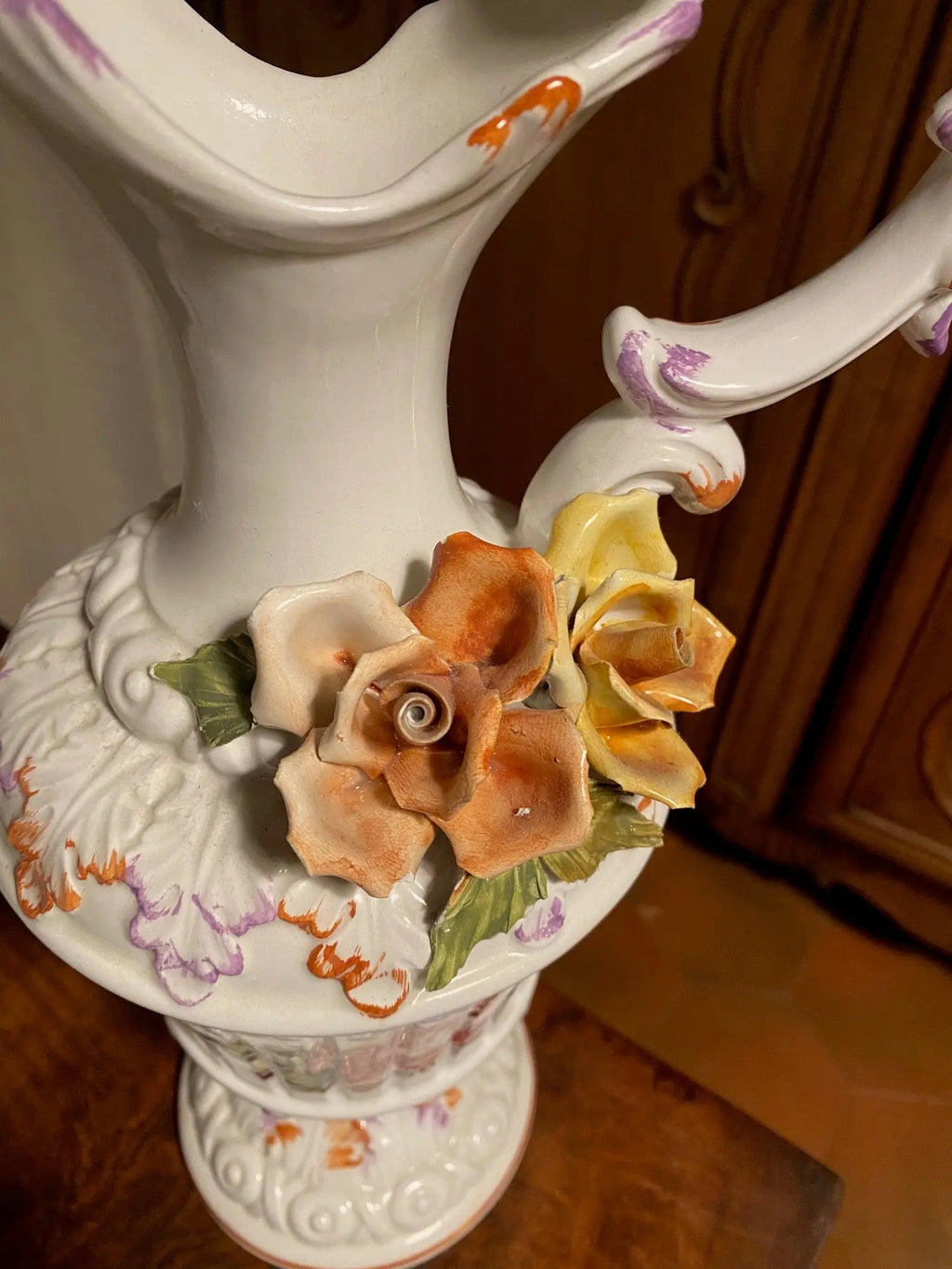 Faïence ancienne, aiguière en barbotine, XXème, au décors de roses appliquées. Antiquités de France