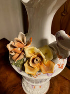 Faïence ancienne, aiguière en barbotine, XXème, au décors de roses appliquées. Antiquités de France