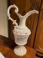 Faïence ancienne, aiguière en barbotine, XXème, au décors de roses appliquées. Antiquités de France