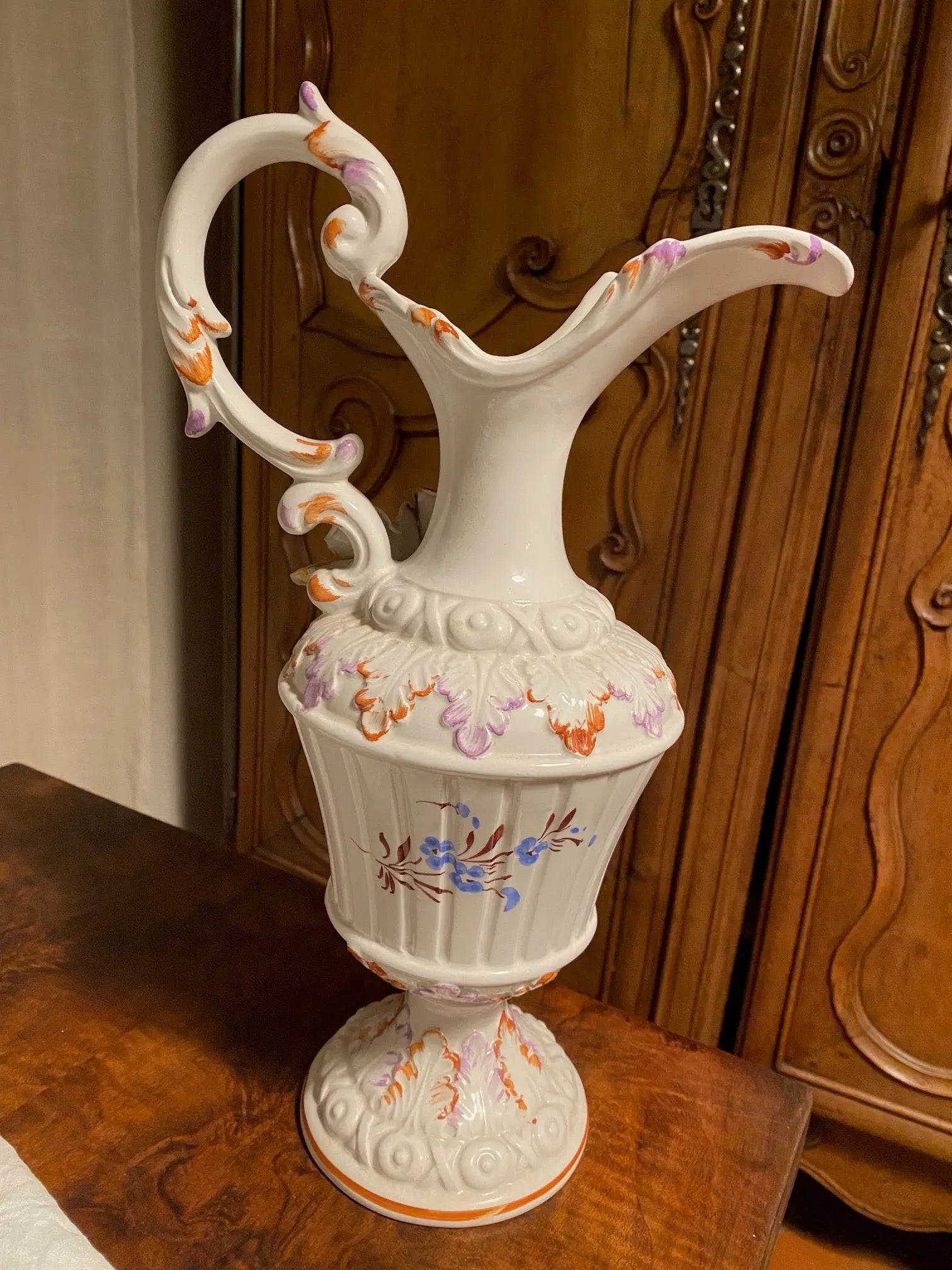 Faïence ancienne, aiguière en barbotine, XXème, au décors de roses appliquées. Antiquités de France