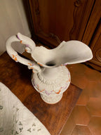 Faïence ancienne, aiguière en barbotine, XXème, au décors de roses appliquées. Antiquités de France