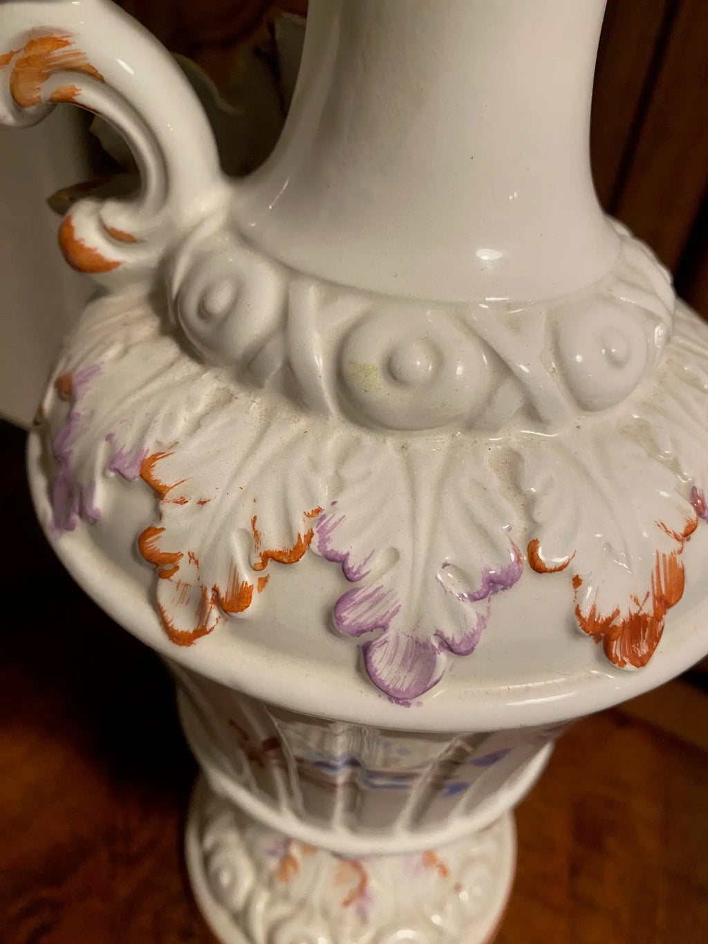 Faïence ancienne, aiguière en barbotine, XXème, au décors de roses appliquées. Antiquités de France