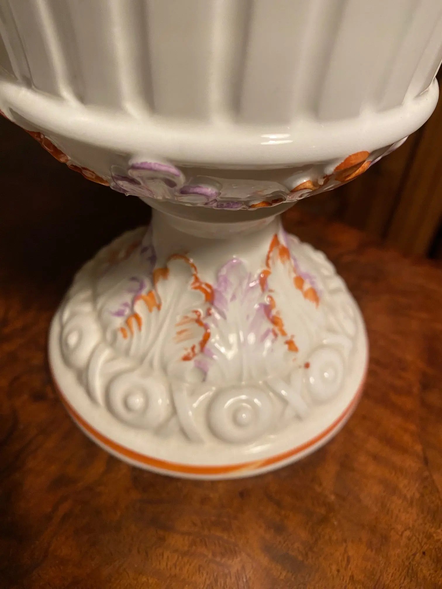 Faïence ancienne, aiguière en barbotine, XXème, au décors de roses appliquées. Antiquités de France