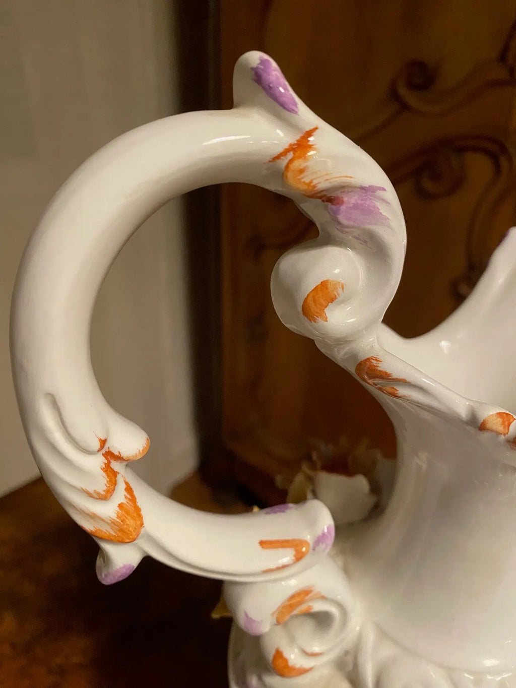 Faïence ancienne, aiguière en barbotine, XXème, au décors de roses appliquées. Antiquités de France