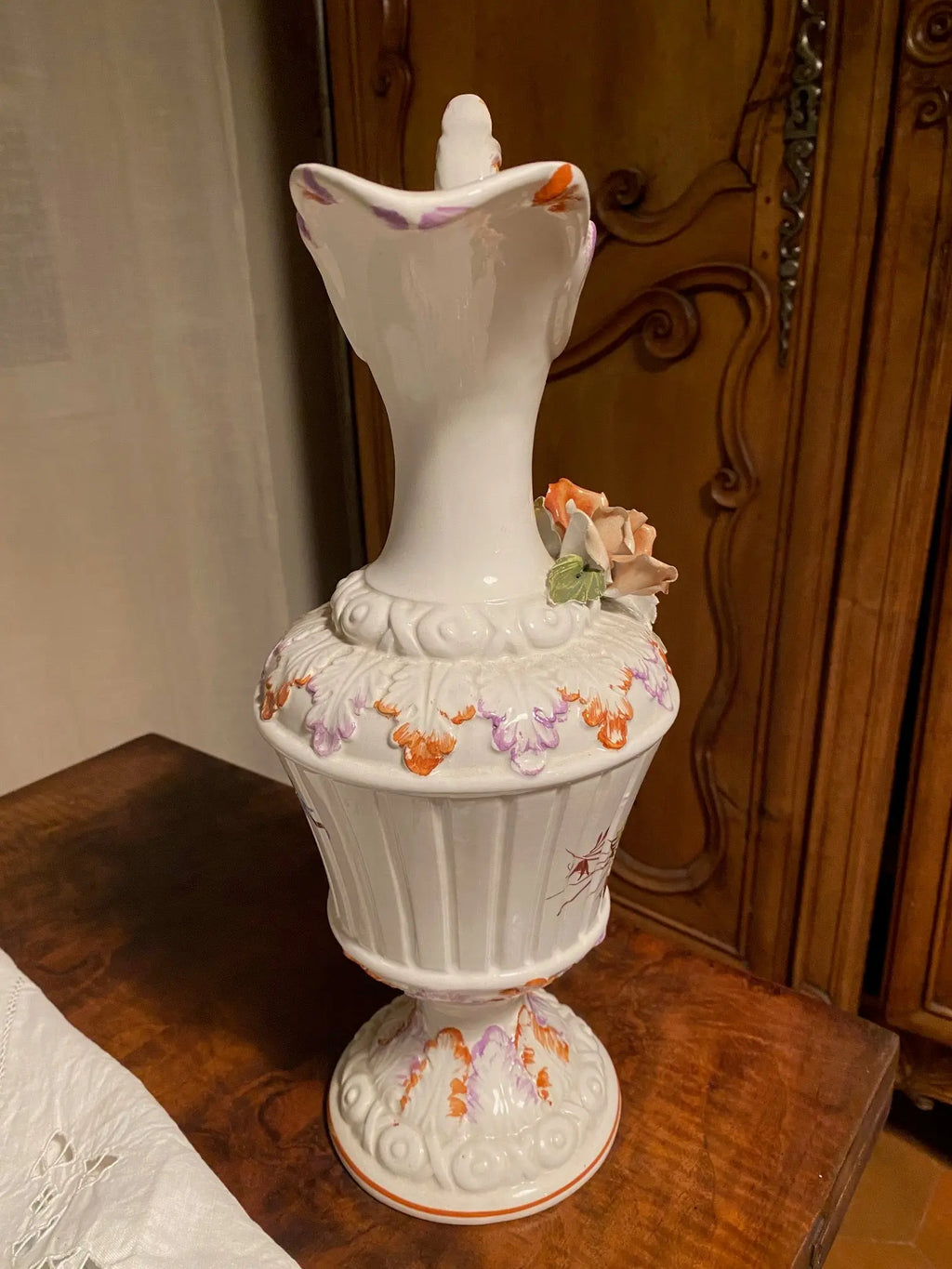 Faïence ancienne, aiguière en barbotine, XXème, au décors de roses appliquées. Antiquités de France