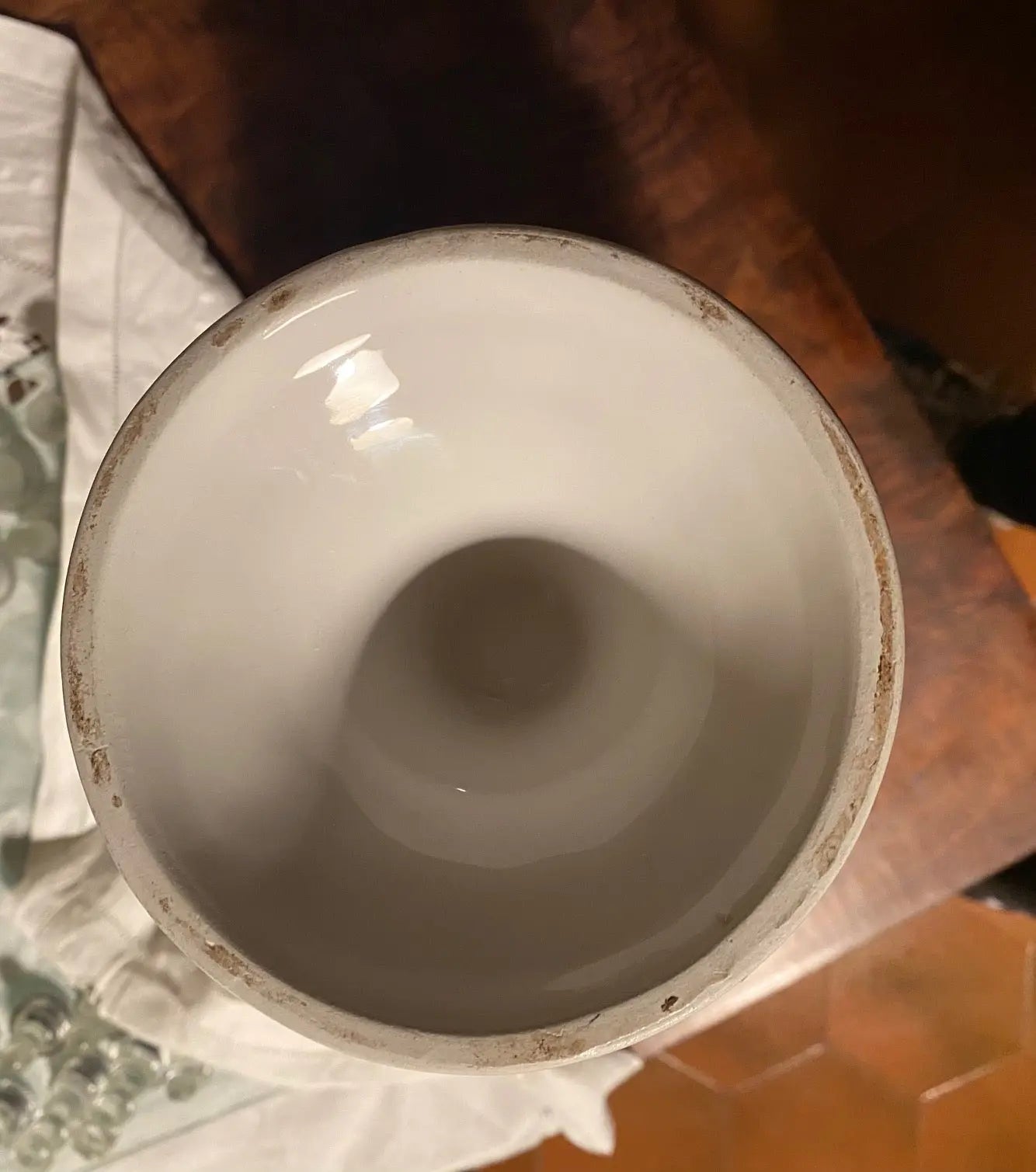 Faïence ancienne, aiguière en barbotine, XXème, au décors de roses appliquées. Antiquités de France