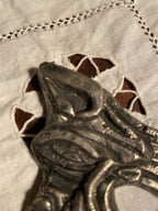 Sculpture animalière en bronze, bas-relief, chien en bronze , patine argenté. Antiquités de France