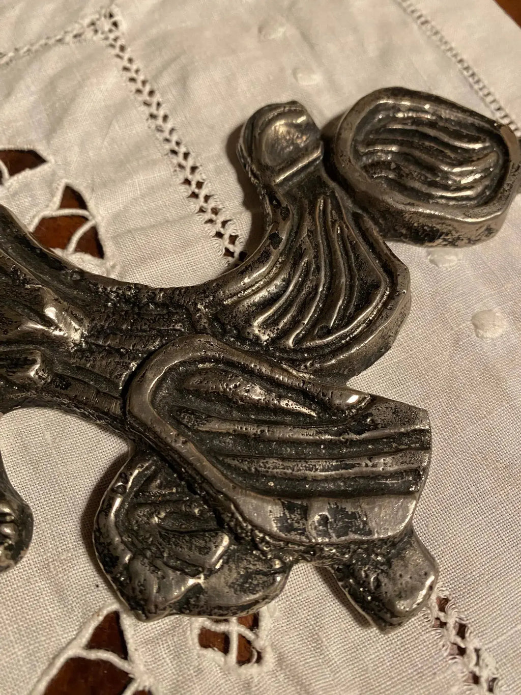 Sculpture animalière en bronze, bas-relief, chien en bronze , patine argenté. Antiquités de France
