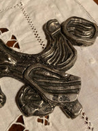Sculpture animalière en bronze, bas-relief, chien en bronze , patine argenté. Antiquités de France