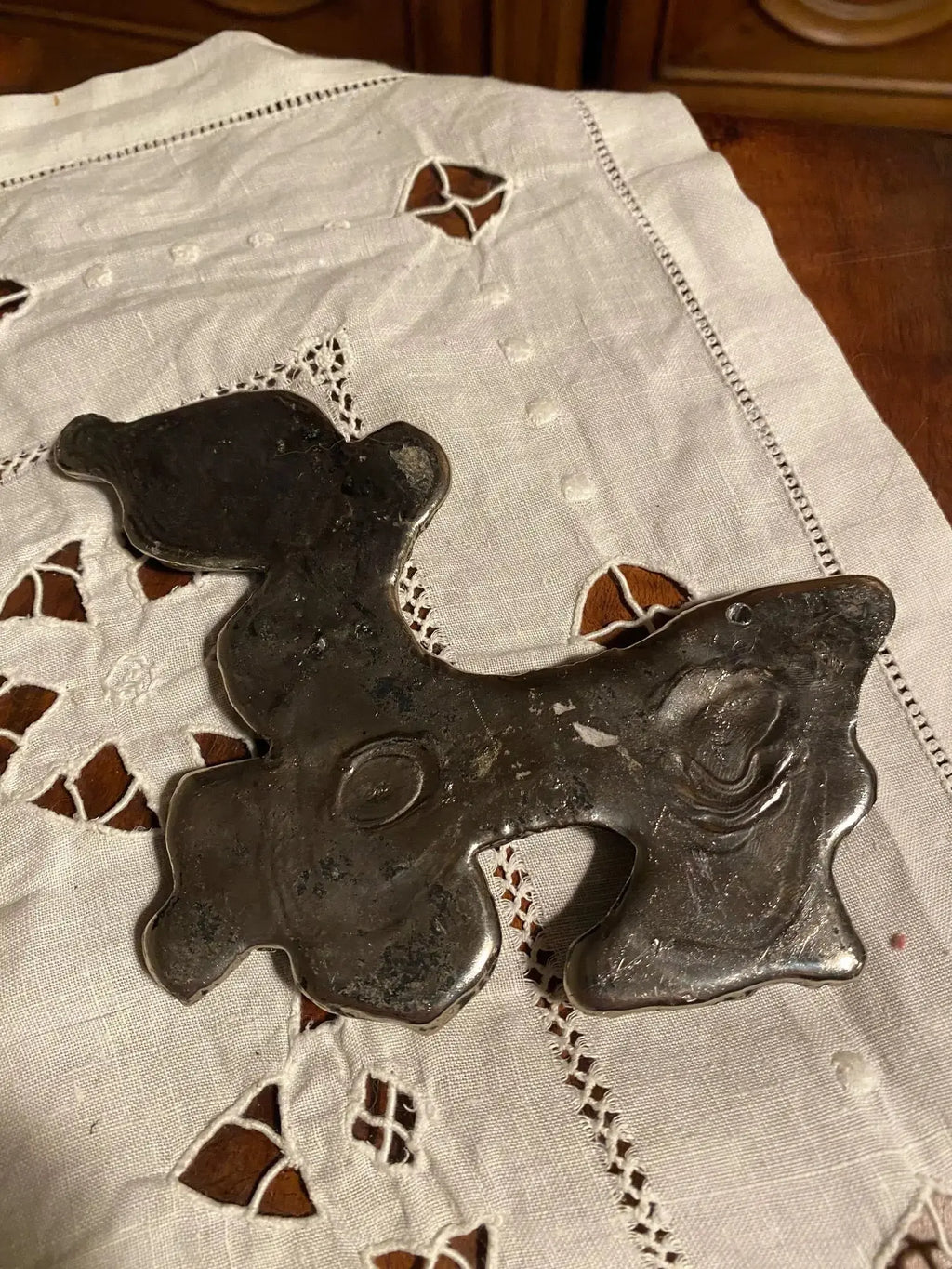 Sculpture animalière en bronze, bas-relief, chien en bronze , patine argenté. Antiquités de France