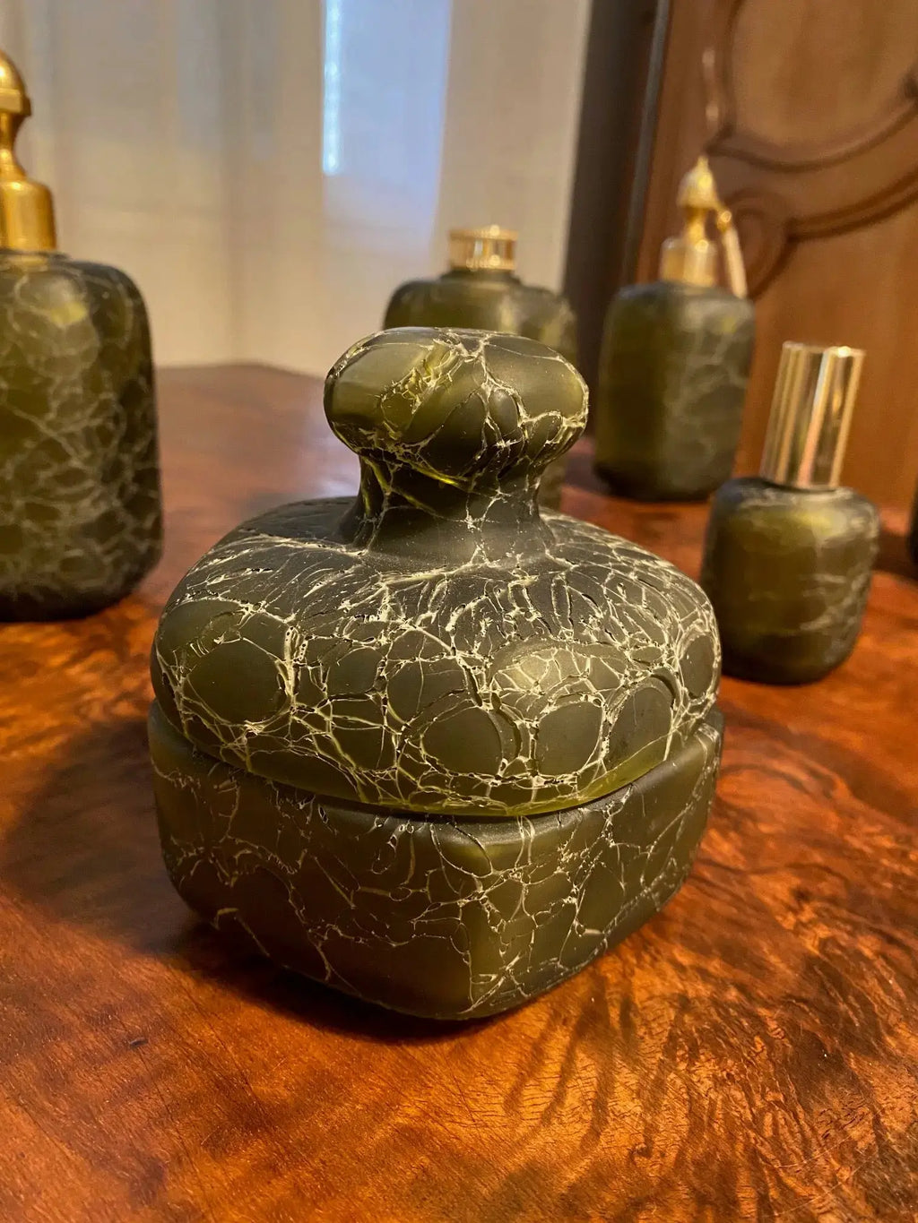 Flacon ancien signé, Ensemble salle de bain, Marcel Franck, verre craquelé. 7 pièces. Antiquités de France
