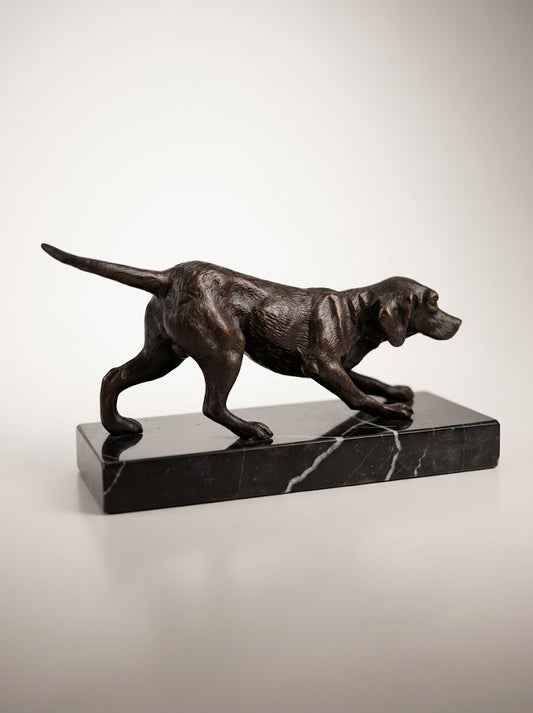 Sculpture en Bronze Animalier Art Déco – Chien de Chasse à l'Arrêt (H 10 cm)